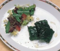 ensalada de hortalizas braseadas envueltas en hojas de acelga